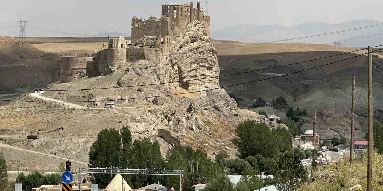 Hoşap Kalesi’nde Restorasyon Çalışmaları Devam Ediyor