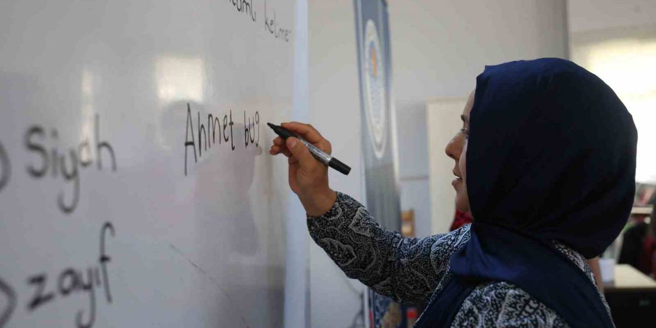 Down Sendromlu Kızının Eğitim Ve Sağlığı İçin 39 Yaşında Okuma-yazma Öğrendi