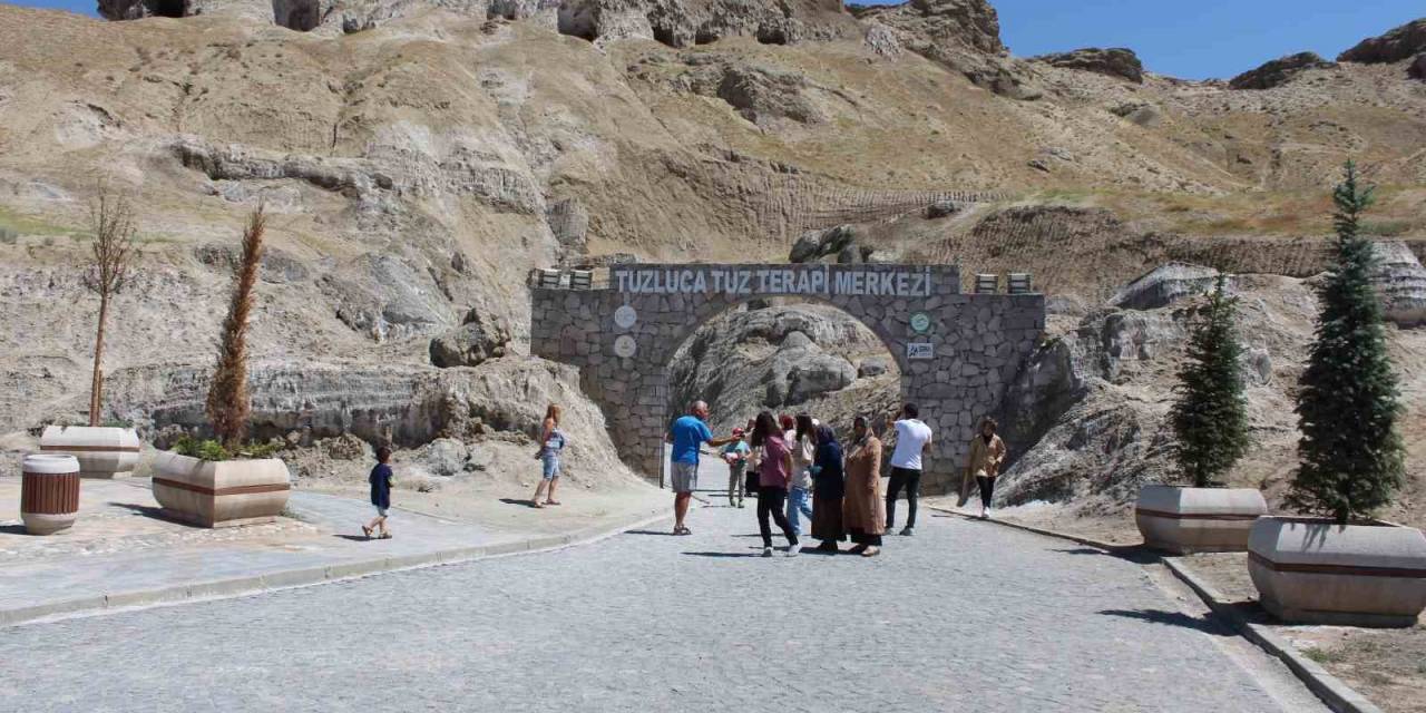 Iğdır’da Vatandaşlar Serinlemek İçin Tuz Mağarasına Akın Ediyor