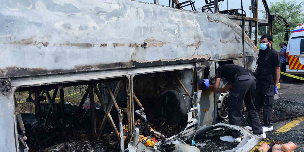 Pakistan’da Kaza Yapan Otobüs Yandı: 20 Ölü, 15 Yaralı