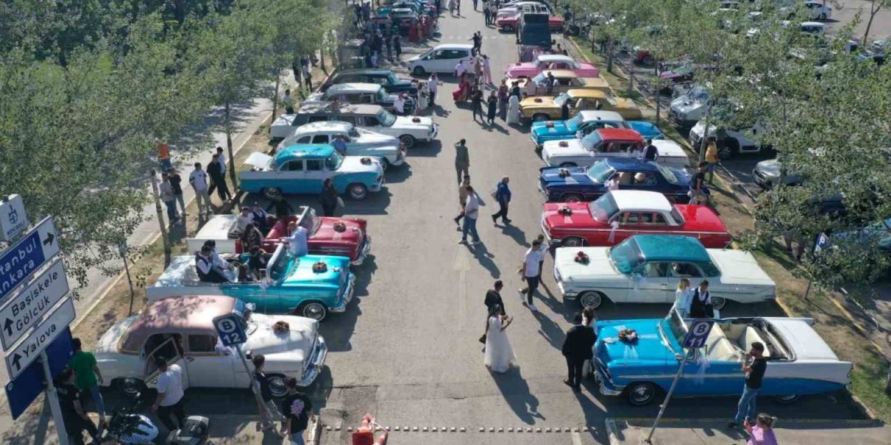 Roman Çiftler Klasik Araçlarla İzmit Sokaklarında Düğün Konvoyu Coşkusu Yaşadı
