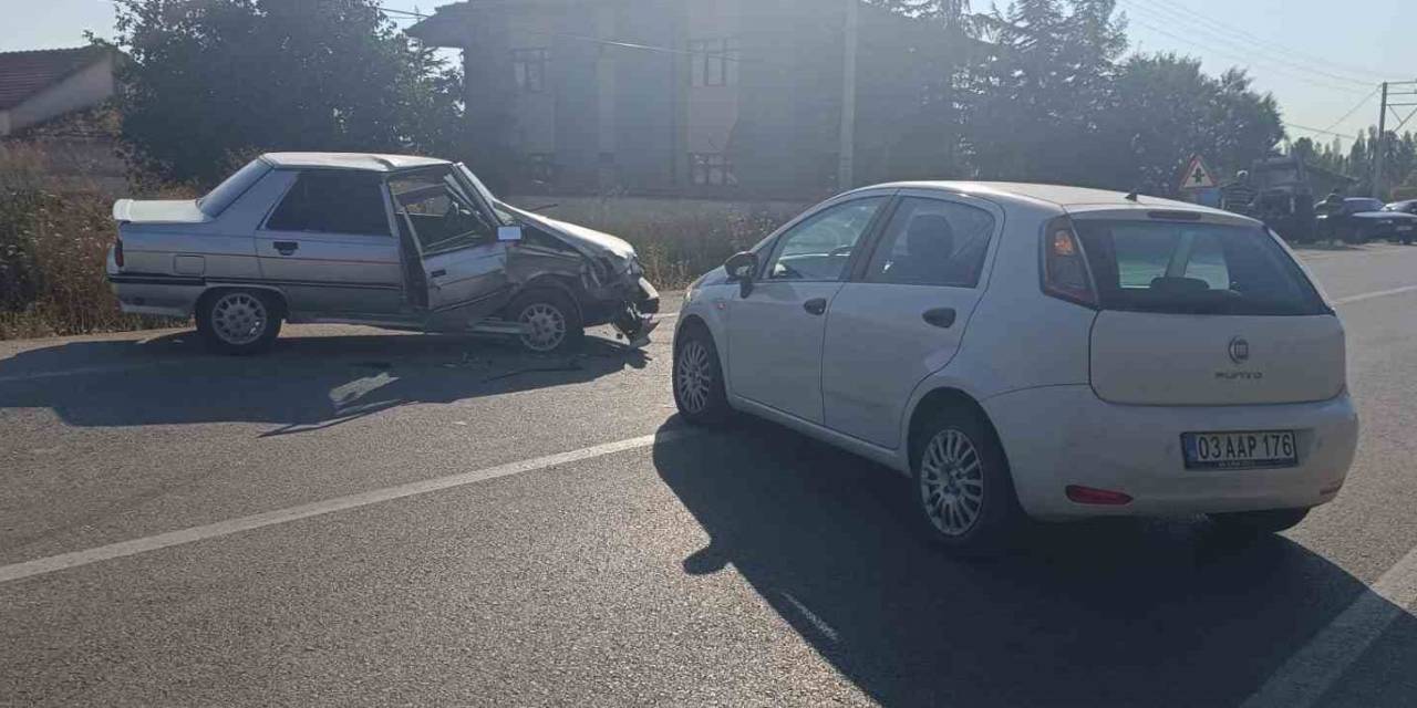 Otomobillerin Kafa Kafaya Çarpıştığı Kazada 2 Kişi Yaralandı