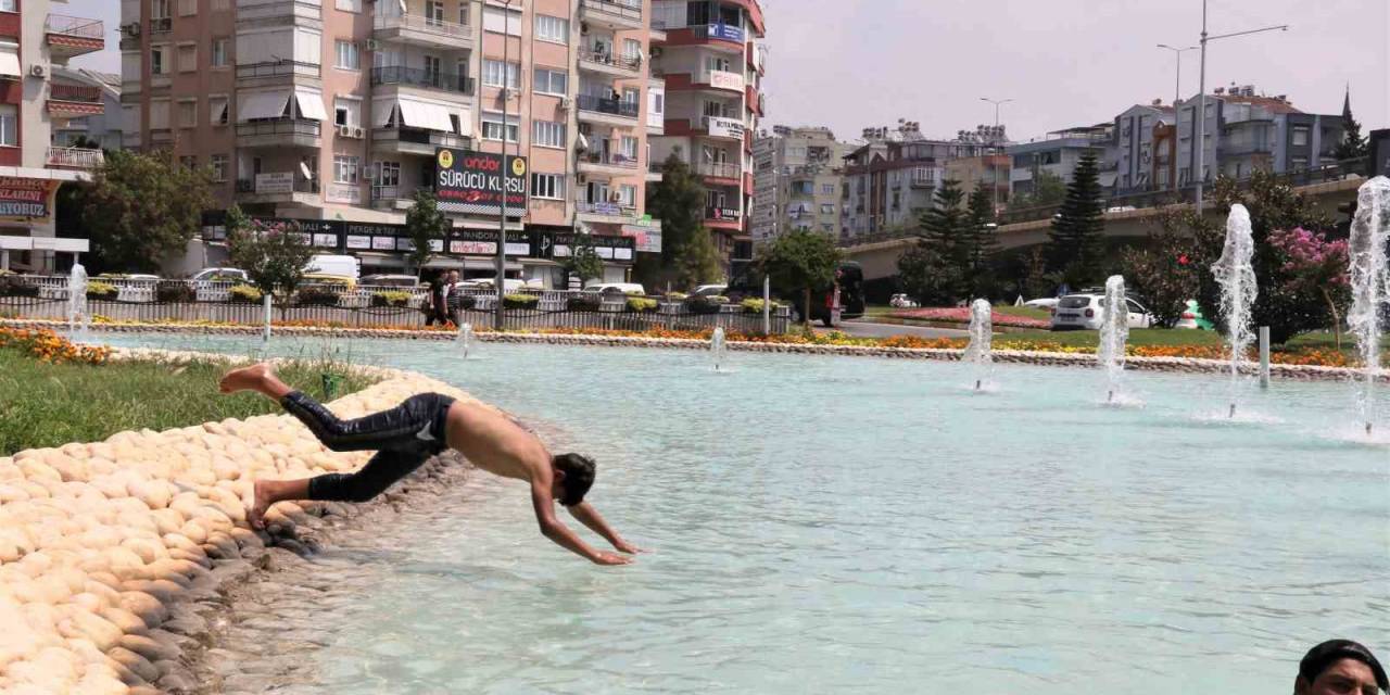 Antalya’da Sıcak Ve Nemli Havada Bunalan Çocuklar Soluğu Süs Havuzunda Aldı