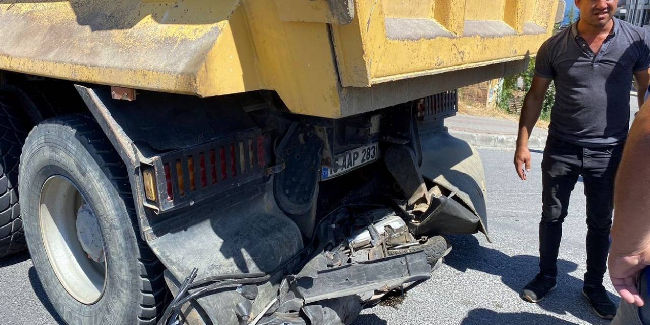 Bursa’da Motosiklet Sürücüsü Kamyonun Altına Girdi