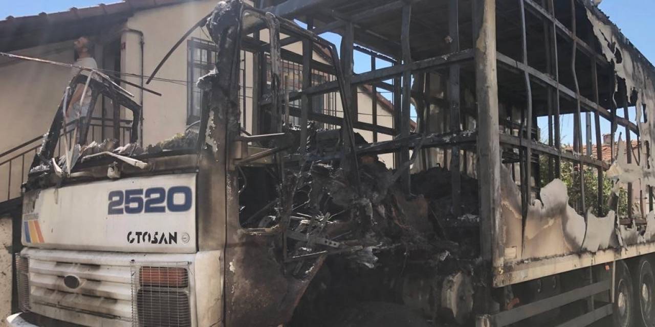 Pendik’te Nakliye Kamyonu Yandı, Alevler Yan Binaya Sıçradı