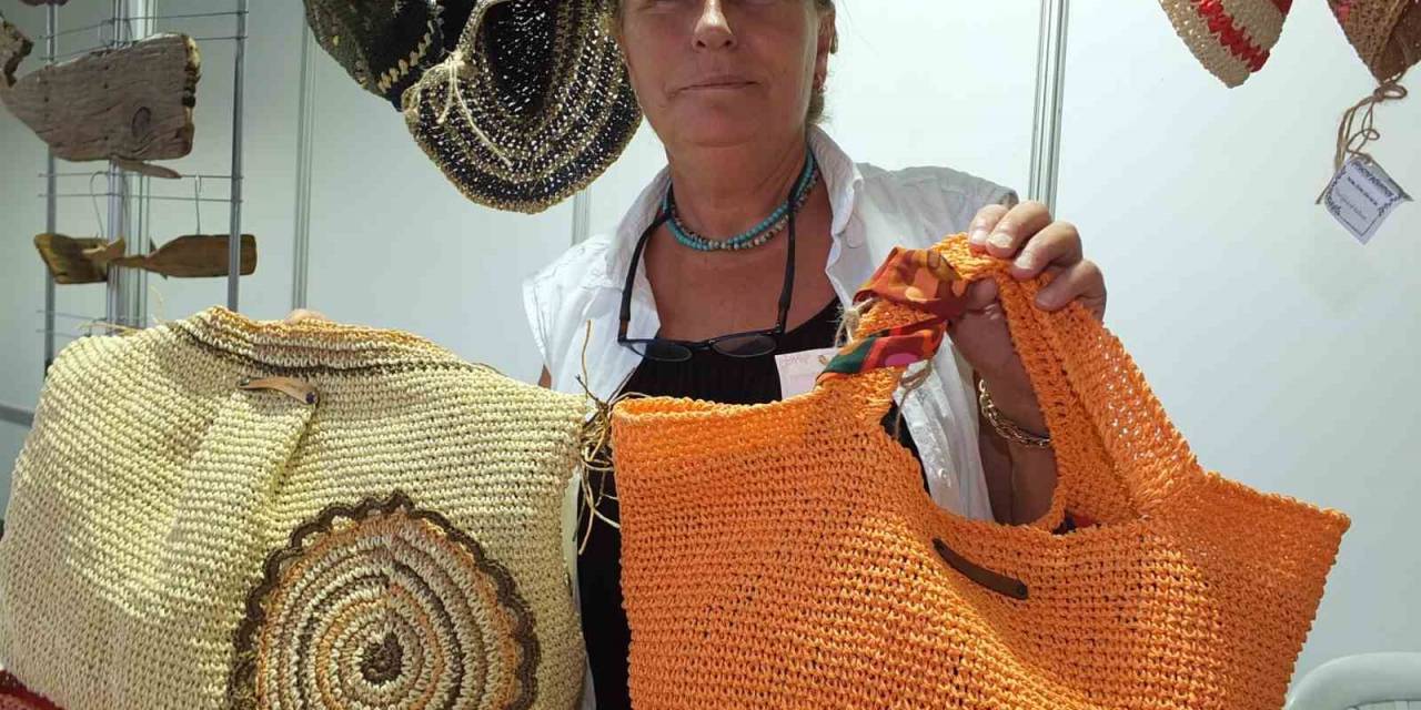 Kağıt İpten Çanta Ve Şapka Örerek İki Çocuğunu Üniversitede Okutuyor