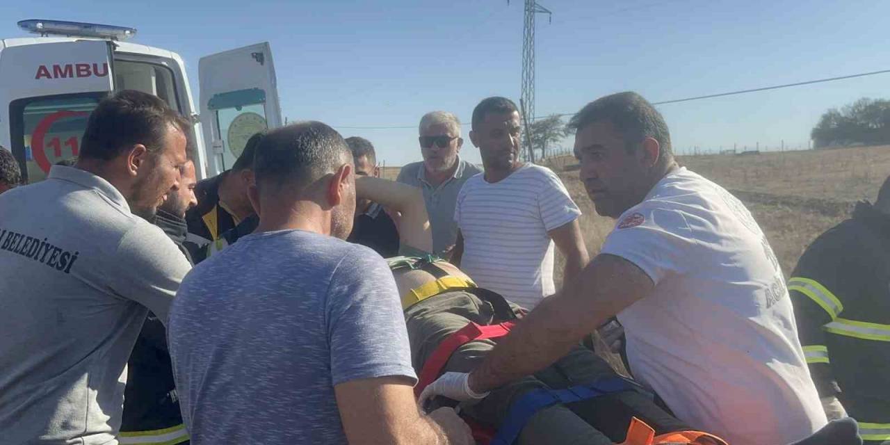 Karşı Şeride Geçen Kamyon Devrildi, Sürücü Aracın İçinde Sıkıştı