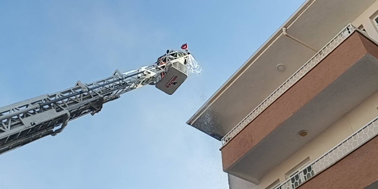 Kuru Ot Yangını Yatak Deposu Ve Apartmana Sıçradı
