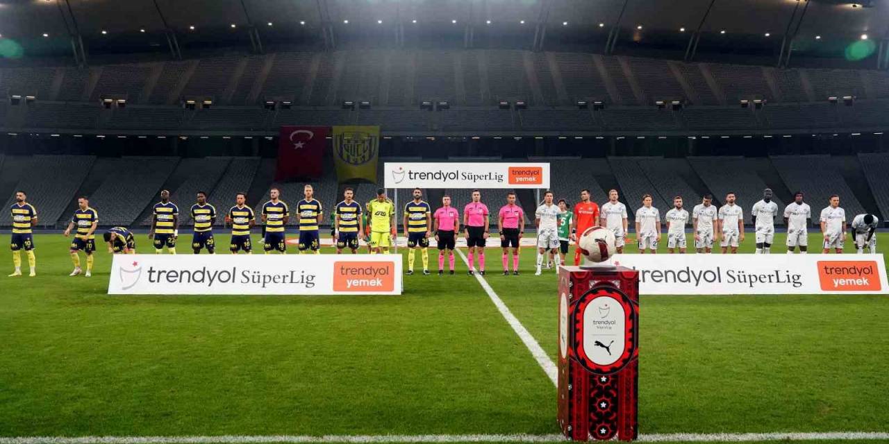 Trendyol Süper Lig: Mke Ankaragücü: 1 - Adana Demirspor: 1 (İlk Yarı)
