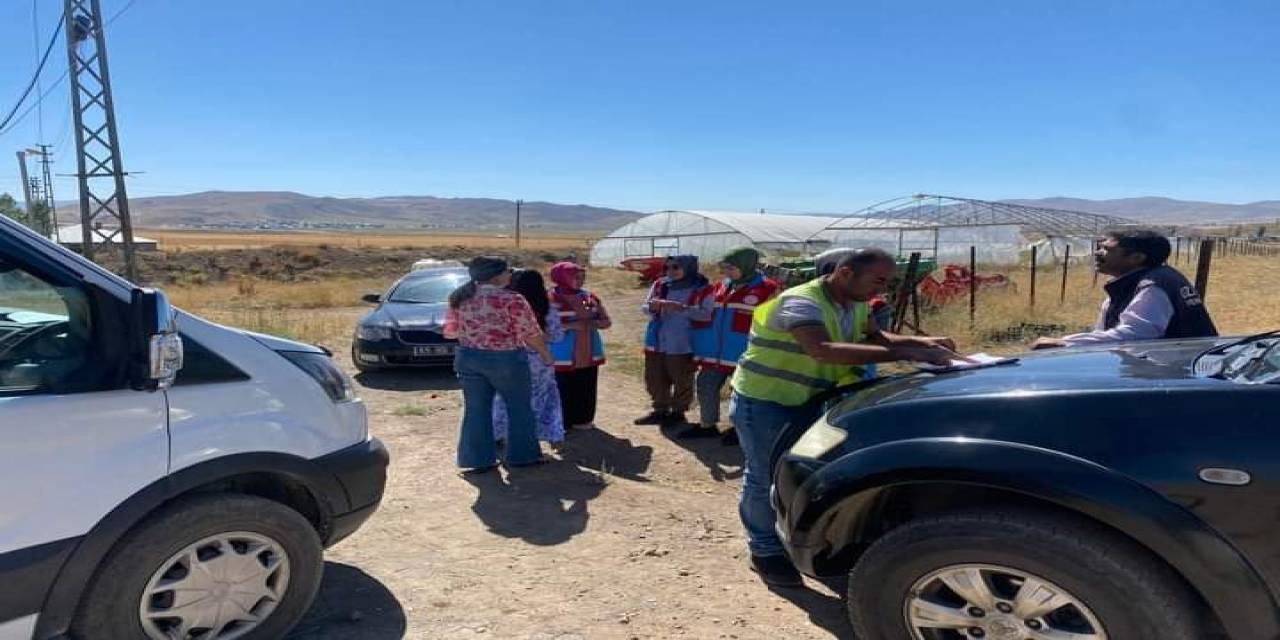 Özalp Belediyesi, Seralarda Ürettiği Ürünleri İhtiyaç Sahiplerine Dağıttı