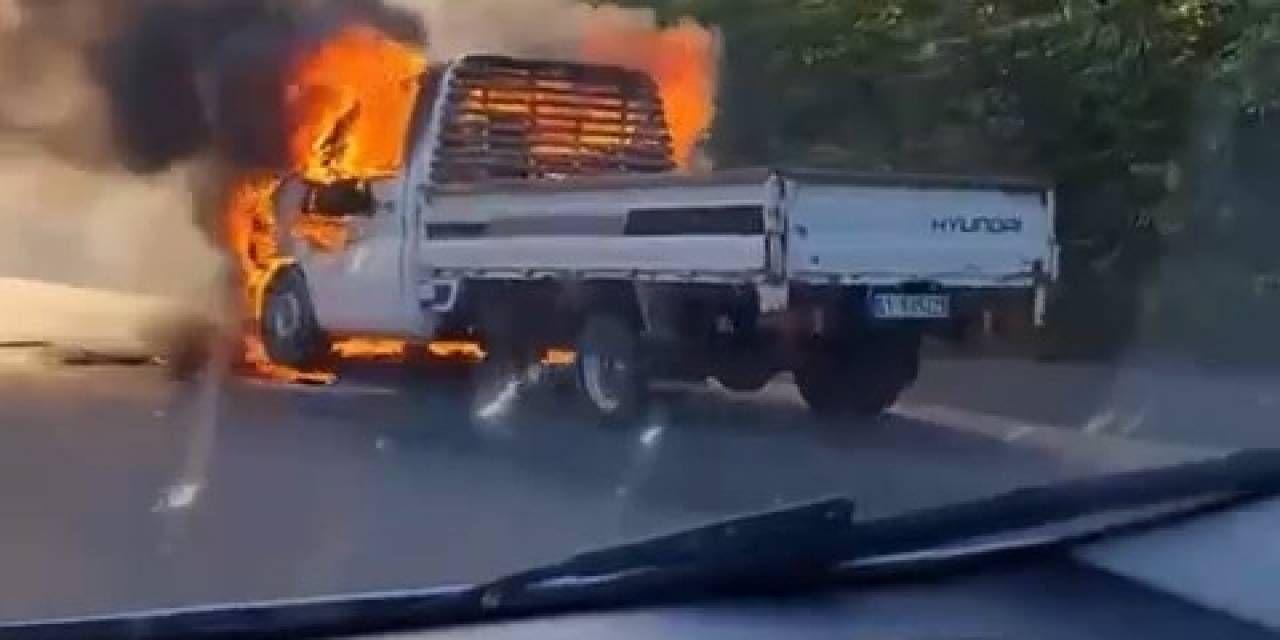 Arıza Yapan Kamyonet Alev Alev Yandı