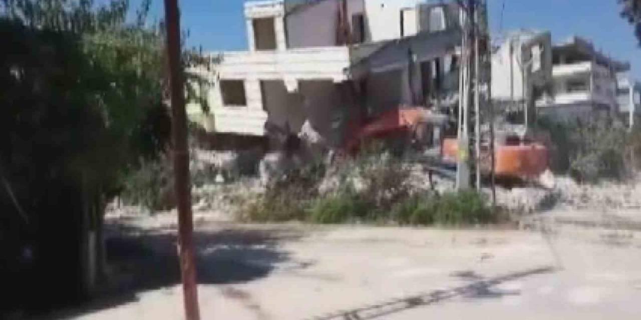 Binanın Yıkım Esnasında İş Makinasının Üzerine Çöktüğü Anlar Kamerada