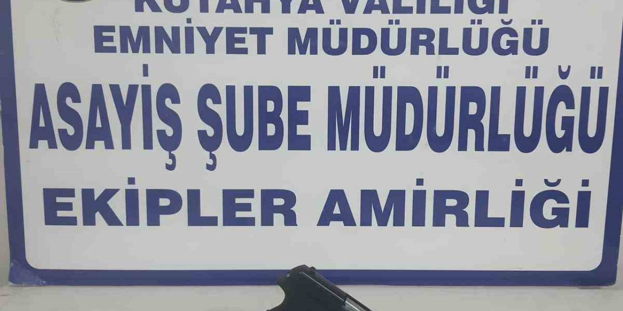 Kütahya’da Bir Kişinin Üzerinde Ruhsatsız Tabanca Ele Geçirildi