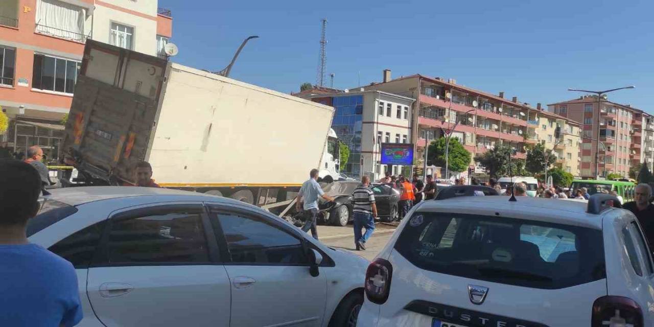 Yozgat’ta Freni Patlayan Kamyon 8 Araca Çarptı, 3 Kişi Yaralandı