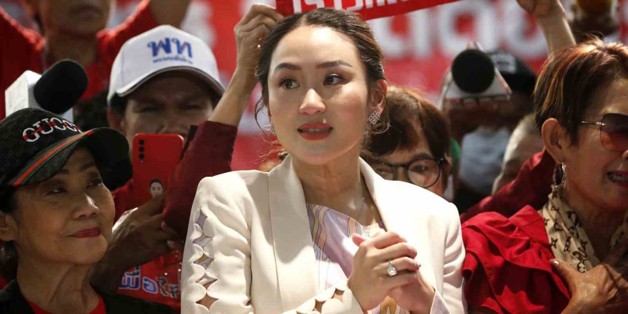 Tayland’da 15 Yıl Sonra Ülkesine Dönen Eski Başbakan Thaksin, Karakola Götürüldü