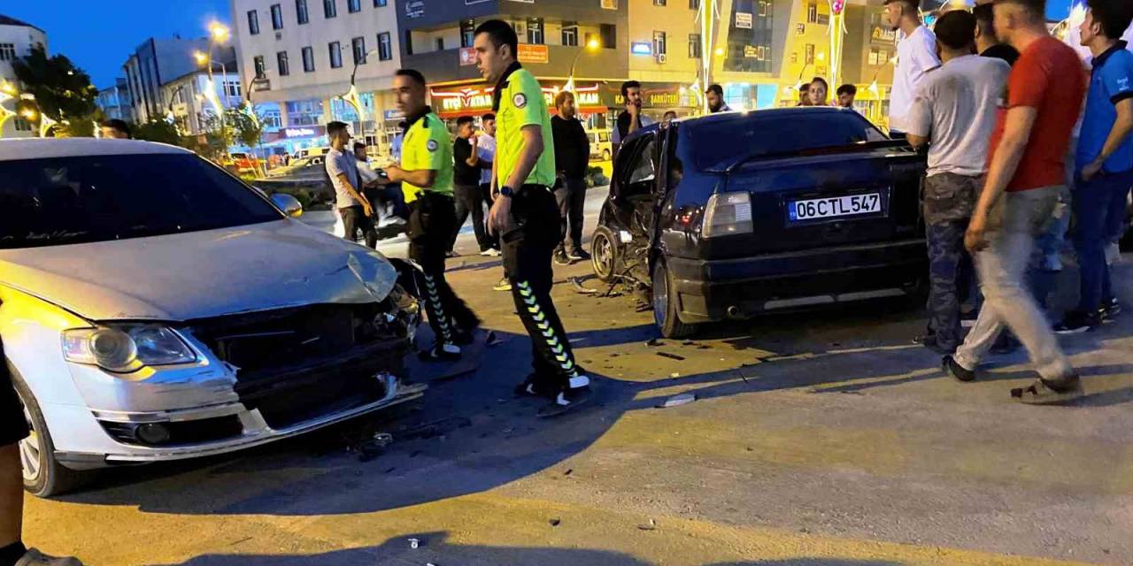 Kavşakta Otomobiller Çarpıştı: 2 Yaralı