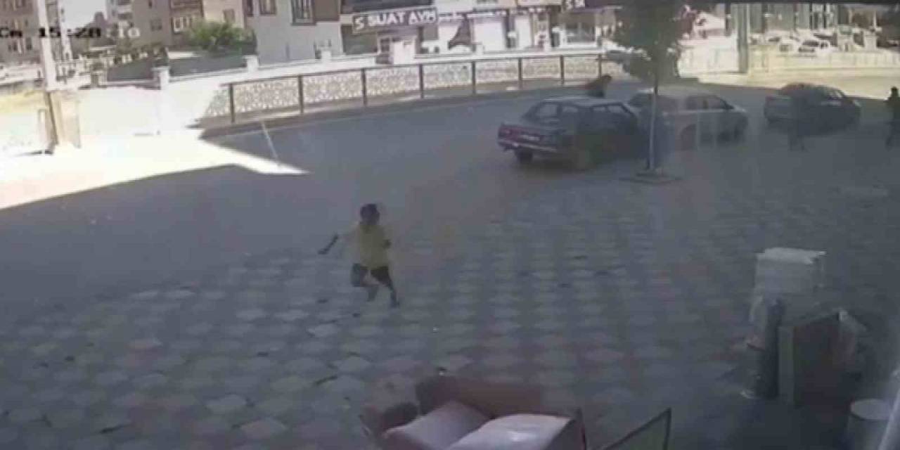 Park Halindeki Otomobile Binen Çocuk El Frenini İndirdi, Öndeki Araca Çarpınca Koşarak Kaçtı