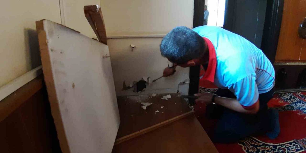 Yaramaz Kedi Camide Mahsur Kaldı, Alçıpan Kırılarak Kurtarıldı