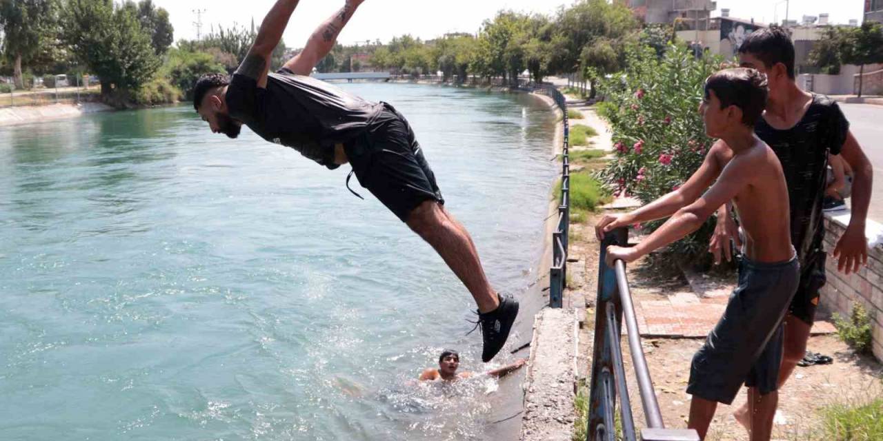 Ağabeylerinden İzin Alıp Ölümüne Serinliyorlar