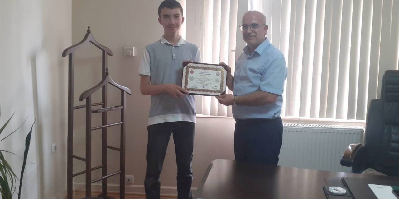 Emet’te Hafızlık Eğitimini Tamamlayan Öğrenciye Hafızlık Belgesi