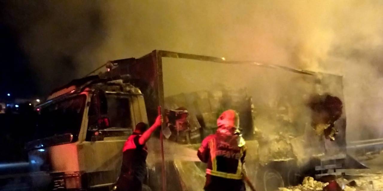 Gıda Malzemesi Yüklü Kamyon Küle Döndü