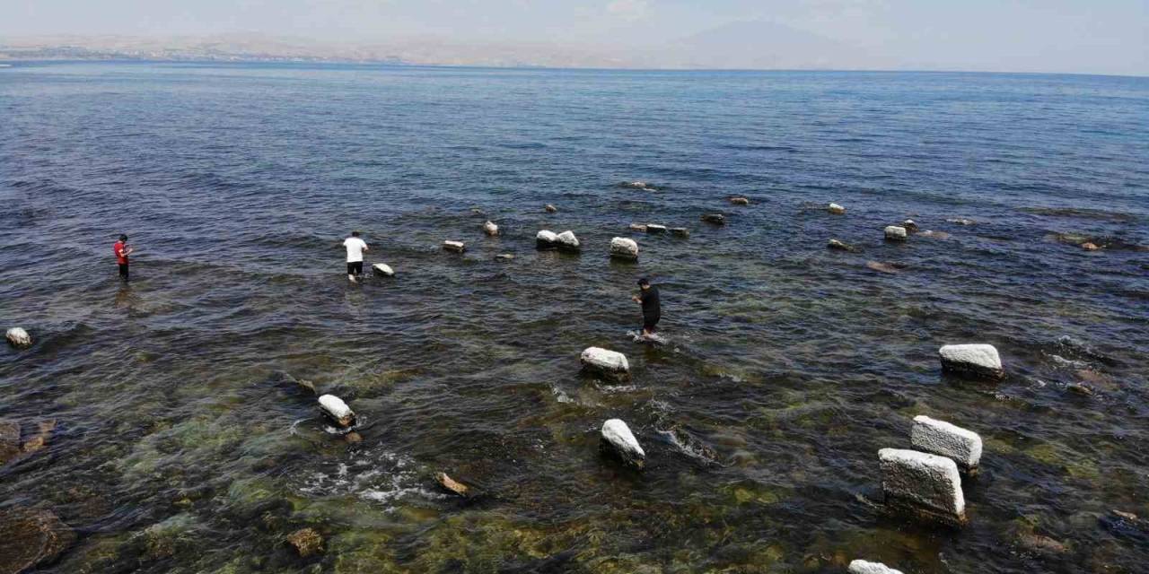 Van Gölü’nde Sular Çekildi, Asırlık Toplu Mezar Alanı Ortaya Çıktı