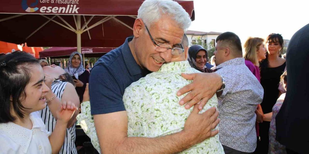 Güder, Down Sendromlu Çocukların Gösterisine Katıldı