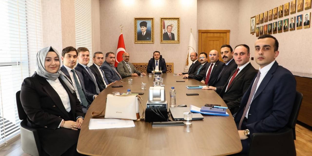 Vali Yardımcıları Ve Kaymakamlarla Bir Araya Gelen Vali Işın: "halkı Memnun Edemezsek Muvaffak Olamayız”
