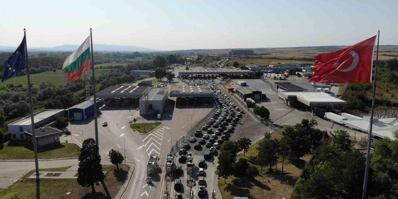 Sınır Kapılarında Uzun Araç Kuyrukları