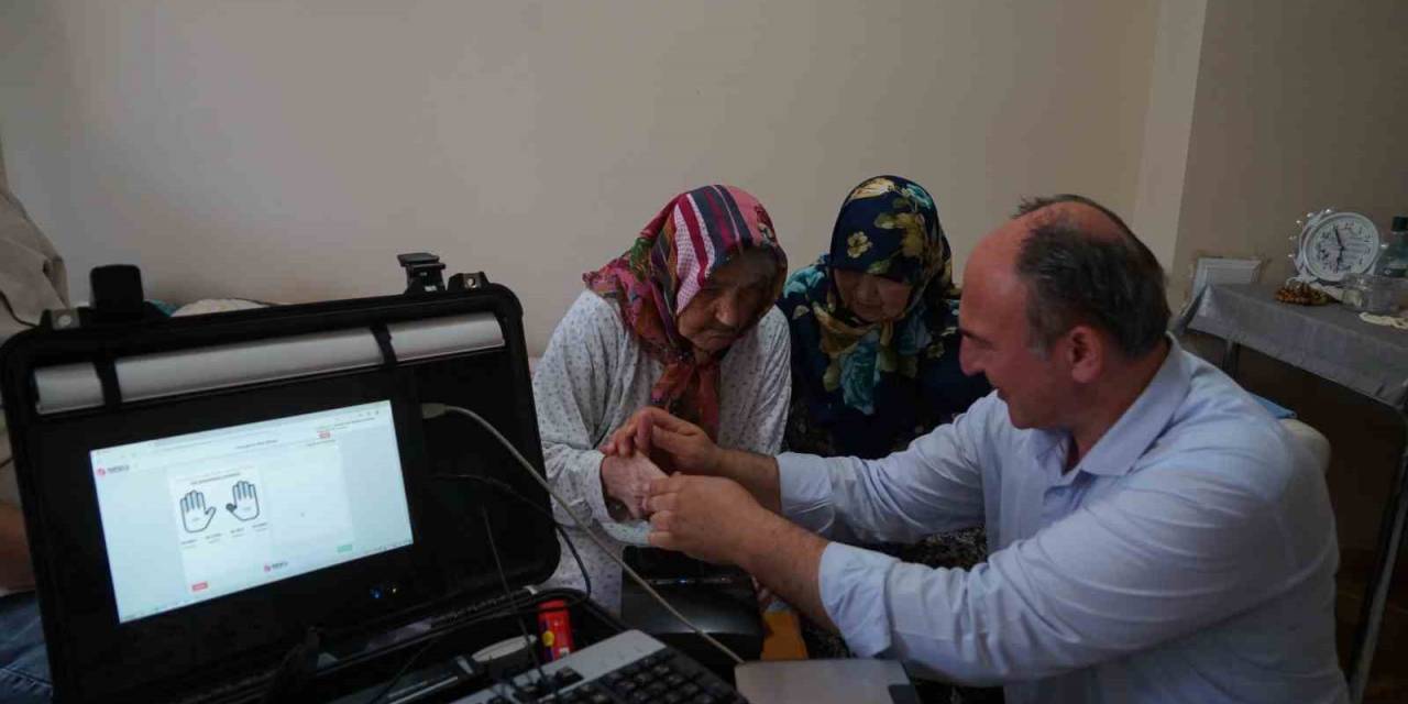 Yatalak Hastalar Ve Yaşlıların Kimlik Değişimi Evlerinde Yapılıyor