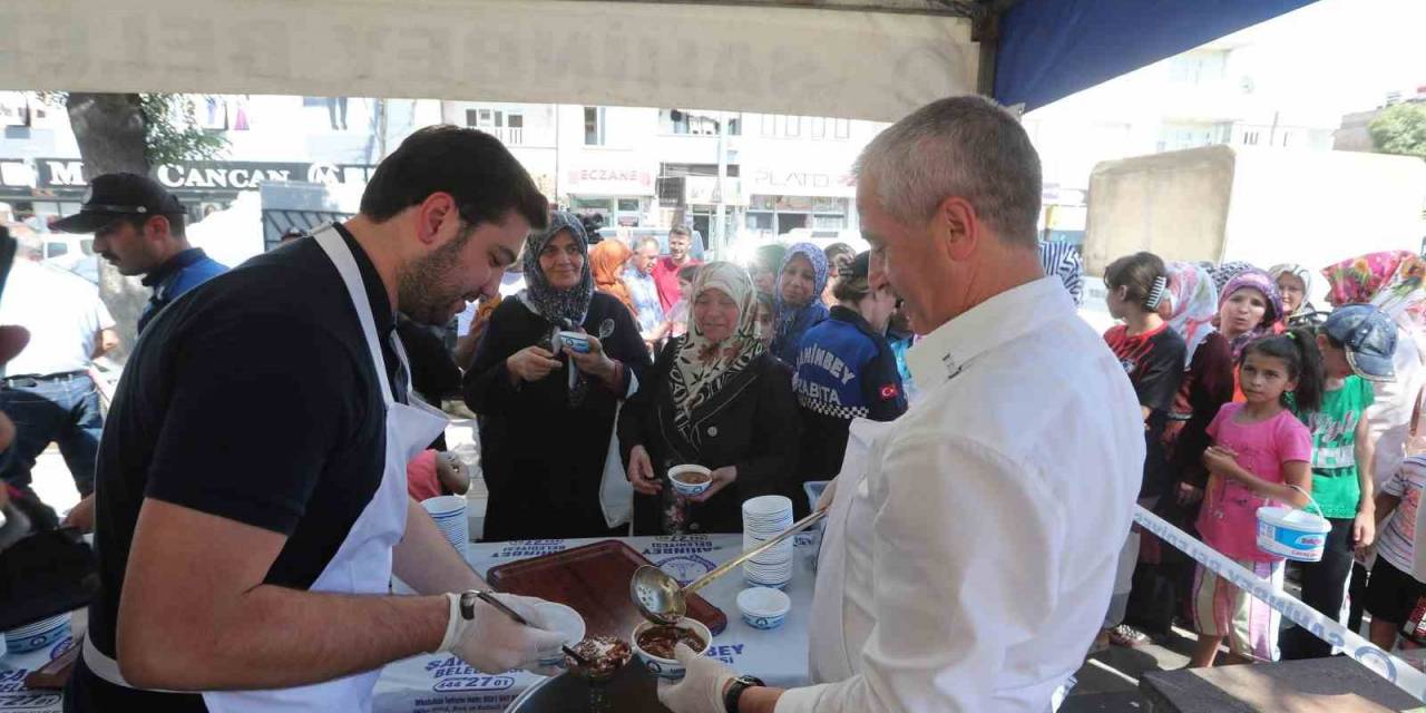 Bozatlı Ve Tahmazoğlu’ndan Vatandaşlara Aşure İkramı