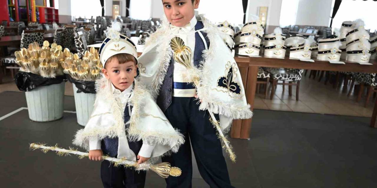 Kemer’de Sünnet Çocuklarının Kıyafetleri Dağıtılıyor