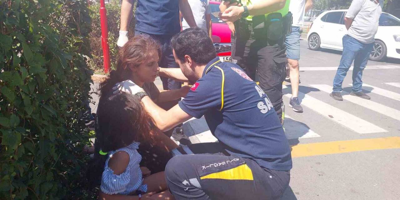Motosiklet Yolun Karşısına Geçmeye Çalışan Yayalara Çarptı; 4 Yaralı
