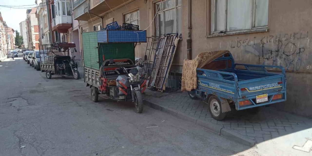 Geri Dönüşüm İşçilerinin Motosikletleri Kaldırımdaki Engelli Rampasını Kapatıyor