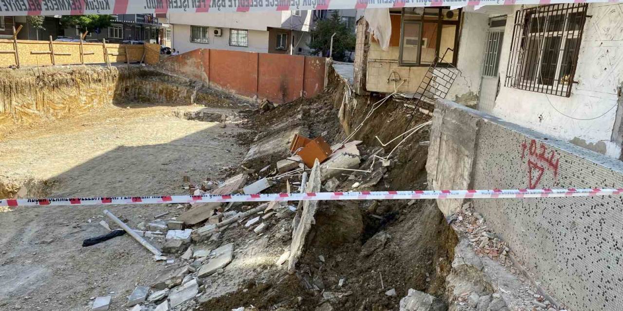 Küçükçekmece’de İstinat Duvarı Çöktü, 2 Bina Tahliye Edildi