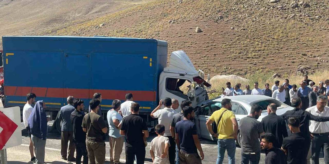 Otomobille Kamyonet Çarpıştı: 2 Ölü, 2 Yaralı