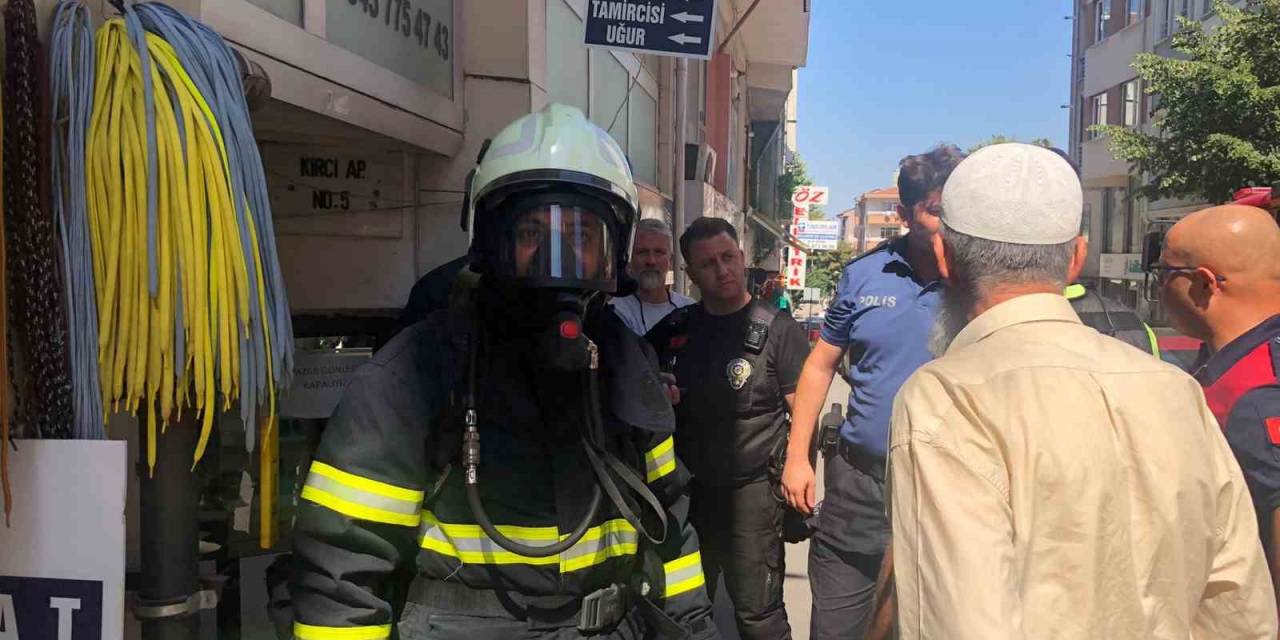 Binada Yayılan Koku Paniğe Neden Oldu