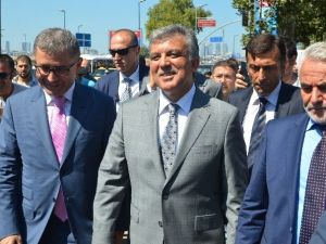 Abdullah Gül’e Cuma Namazı Sonrası Yoğun İlgi