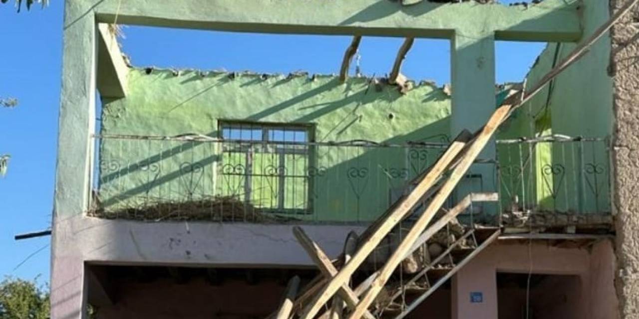 Elazığ’da Ağır Hasarlı Binanın Balkonu Çöktü: 2 Yaralı