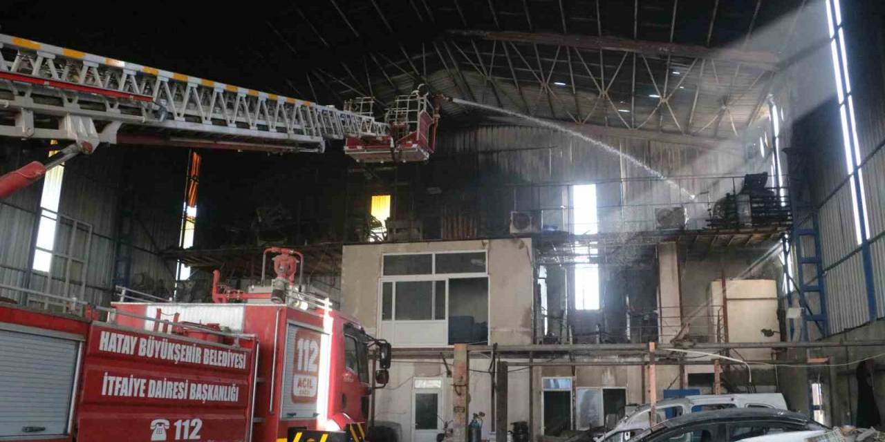 Kaportacıda Çıkan Yangın, İş Yerlerine Sıçramadan Söndürüldü