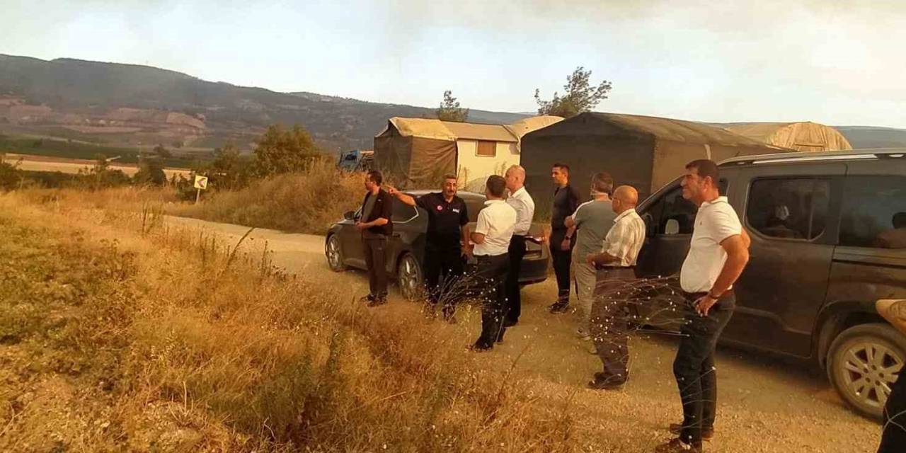 Alevler Köye Ulaşmasın Diye Buğday Tarlalarını Sürüyorlar