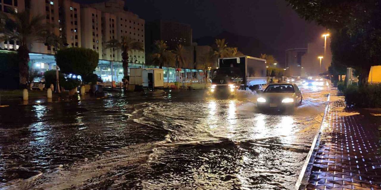 Kabe’de Şiddetli Yağış Ve Fırtına