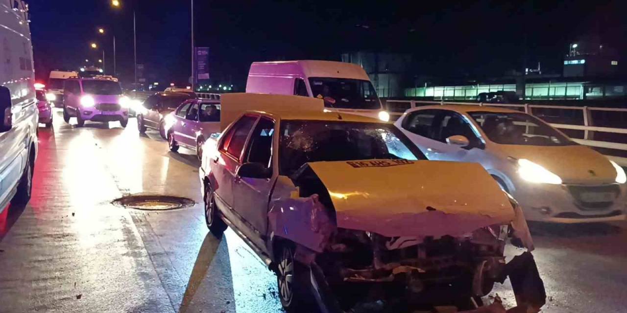 Kocaeli’de Otomobil, Kırmızı Işıkta Duran Araca Çarptı: 1 Yaralı