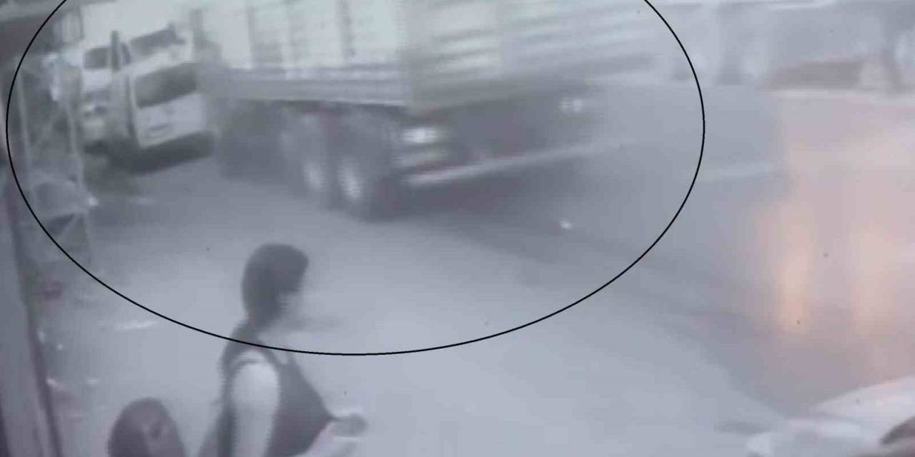 Kamyonun Tıra Çarpıp, Park Halindeki Araçları Biçtiği Anlar Kamerada