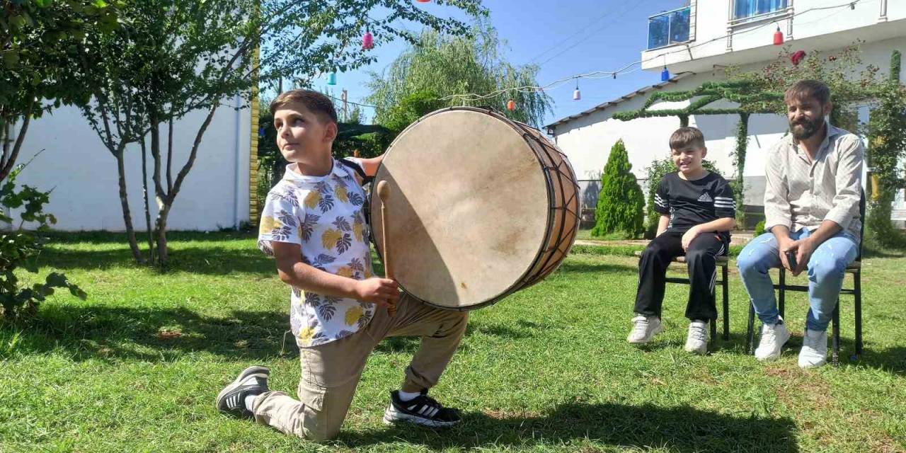8 Yaşında Düğünlerin Vazgeçilmezi Oldu