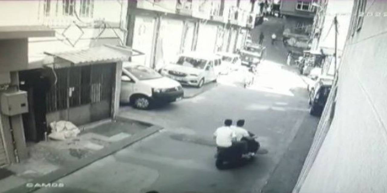 Beyoğlu’nda Polis-torbacı Kovalamacası Kamerada: Uyuşturucu Dolu Paketi Atıp Kaçmaya Çalıştı