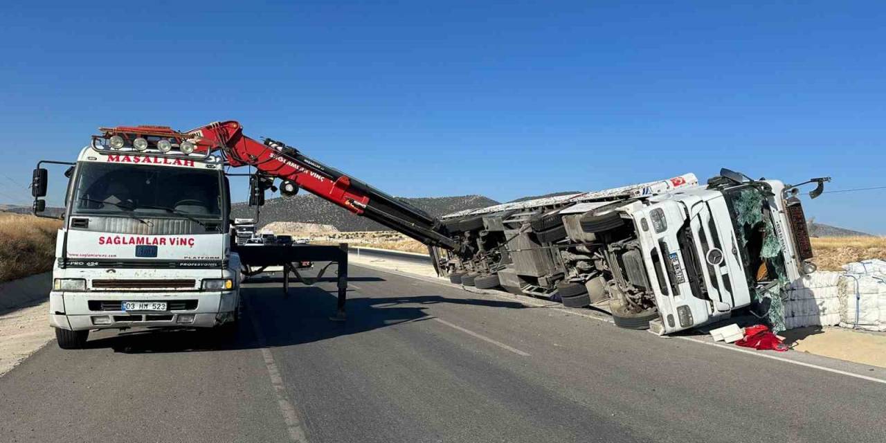 Boş Çuval Taşıyan Tır Devrildi, 3 Kişi Yaralandı