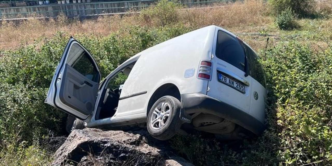 Şarampole Uçan Kamyonet Sürücüsü Yaralandı