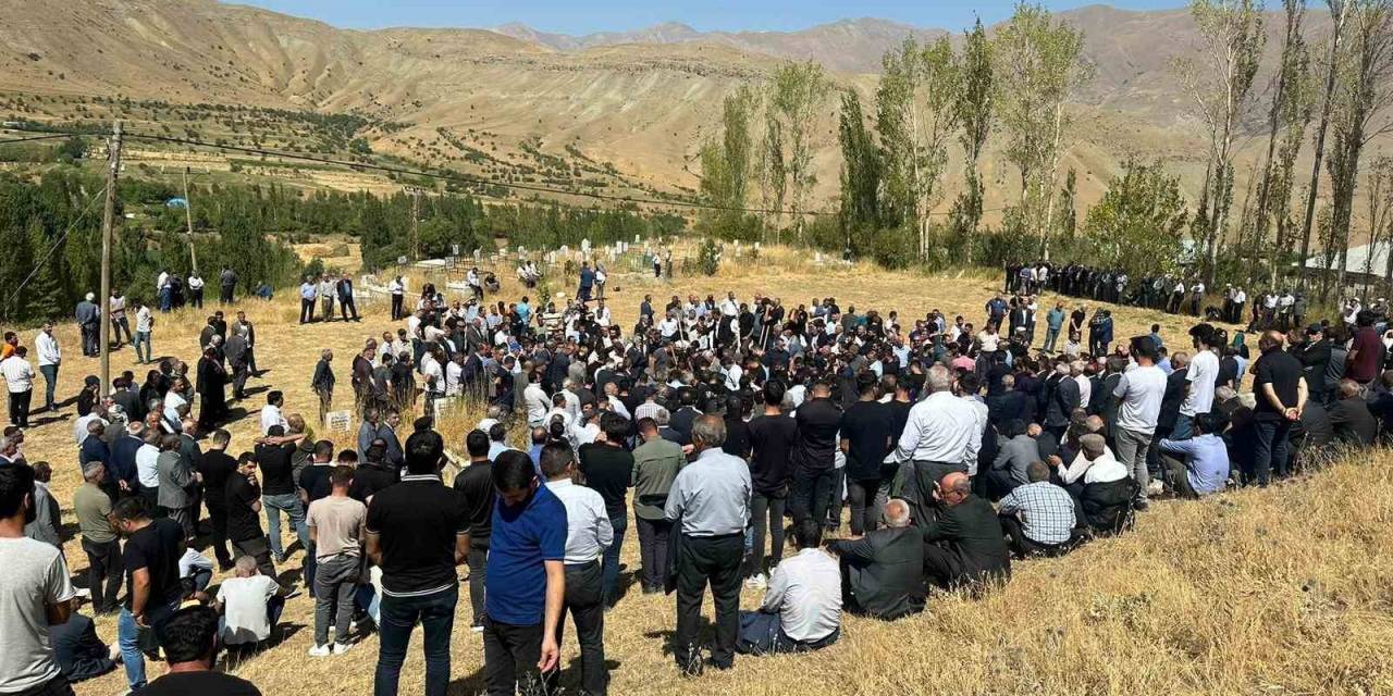 Kazada Hayatını Kaybeden Anne Ve Oğlu Gözyaşları Arasında Toprağa Verildi