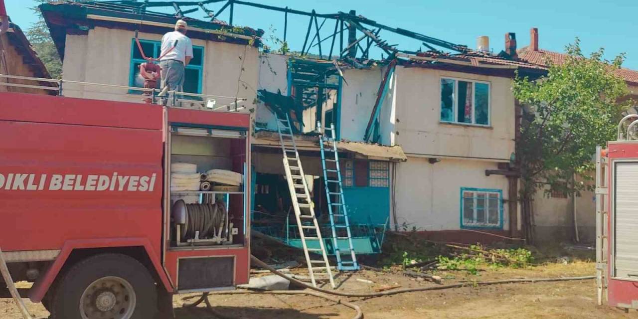 Çatıda Çıkan Yangın Sonrası Ev Kullanılamaz Hale Geldi